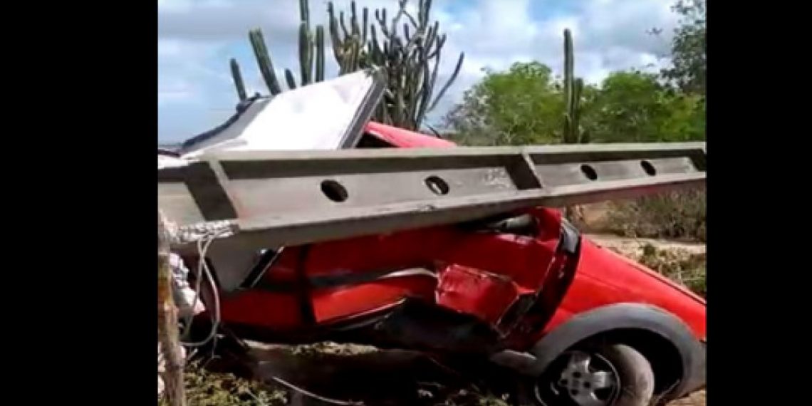 Homem tem apenas ferimentos leves após carro bater em poste depois de sair da pista