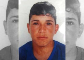 Jovem morre ao colidir moto com carro reboque de paredão