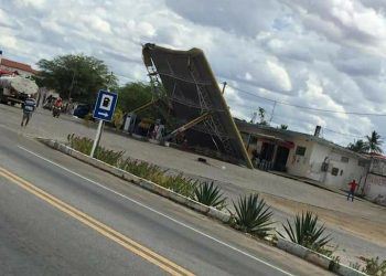 Forte vendaval derruba cobertura de posto de combustíveis as margens da BR 324