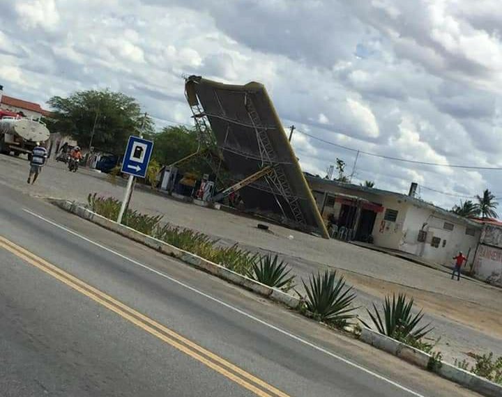 Forte vendaval derruba cobertura de posto de combustíveis as margens da BR 324