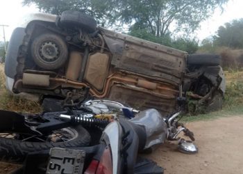 Carro sai da pista e capota após colidir com moto em Queimadas