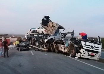 Colisão envolvendo caminhão-cegonha e caçamba deixa dois feridos na BR 116/Sul