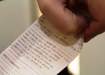 Justiça proíbe desconto de taxas em contas de aposentado