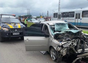 Suspeitos de sequestrar enfermeira são presos após colidirem carro durante perseguição policiail