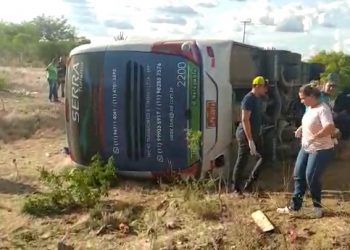 Ônibus que saiu de SP para Pernambuco tomba e deixa quatro mortos e vários feridos na BR 116 em Canudos (atualizada)