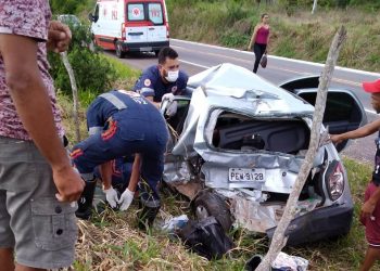 Mulher morre e outras duas pessoas ficam feridas após carro ser atingido na traseira por caminhão