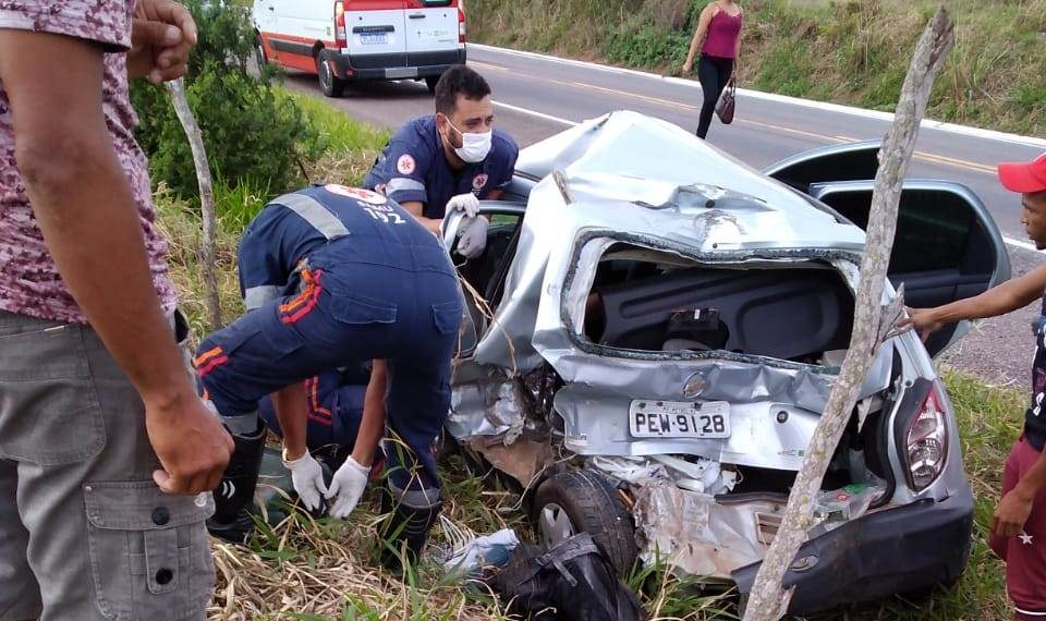 Mulher morre e outras duas pessoas ficam feridas após carro ser atingido na traseira por caminhão