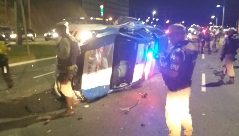 Homem morre e sete ficam feridos após acidente entre carro e viatura da PM em Salvador