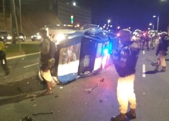 Homem morre e sete ficam feridos após acidente entre carro e viatura da PM em Salvador