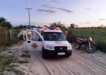Casal fica ferido após moto colidir em cavalo em estrada vicinal da cidade