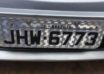 Mecânico é preso suspeito de falsificar placa de carro em que Brasília aparece escrito com z