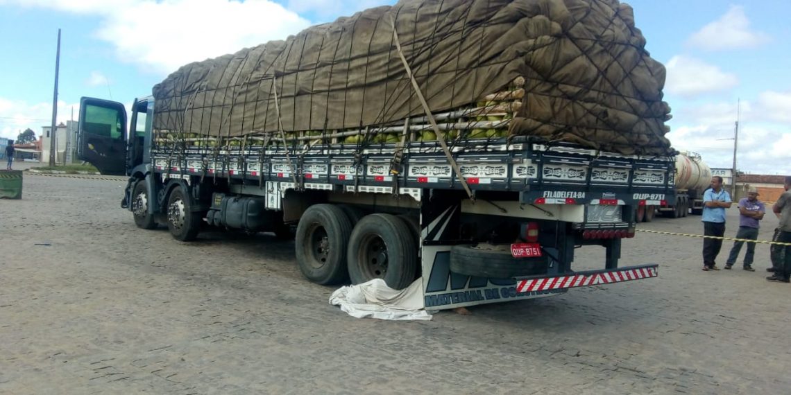 Caminhoneiro de Filadélfia-BA morre após parar veículo para regular os freios