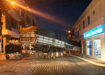 Carroceria de carreta se desprende de cavalinho e atinge parada de ônibus