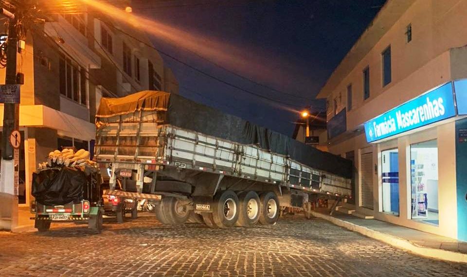 Carroceria de carreta se desprende de cavalinho e atinge parada de ônibus