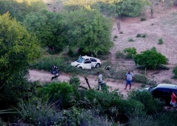 Carro com três ocupantes desce ribanceira após colidir com moto na BR 116/Norte