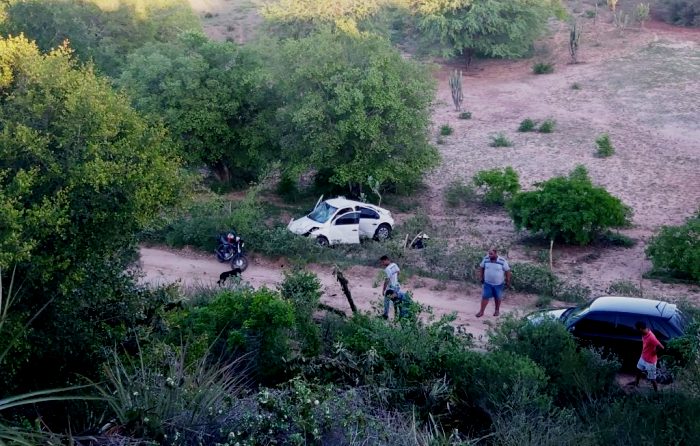 Carro com três ocupantes desce ribanceira após colidir com moto na BR 116/Norte