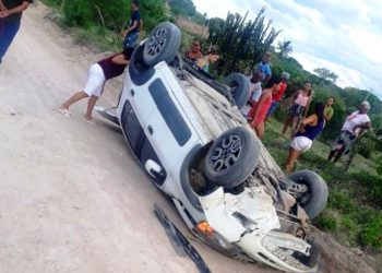 Padre de Barrocas e seminarista ficam feridos em capotamento
