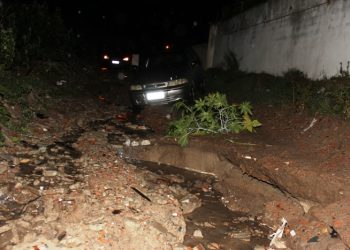 Estrada para o Cantinho fica interditada após forte temporal