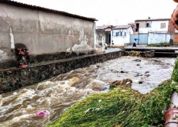 Feira: homem é levado por águas de canal de drenagem