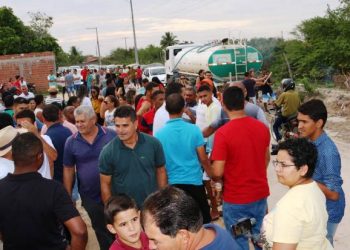 Moradores comemoram a entrega de calçamento com a lavagem das ruas no Povoado da Laginha