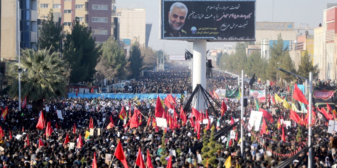 Ao menos 40 pessoas morrem pisoteadas em funeral de Soleimani, no Irã