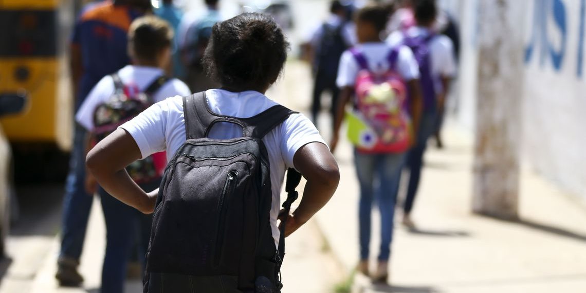 Mochilas pesadas na infância podem acarretar problemas na fase adulta