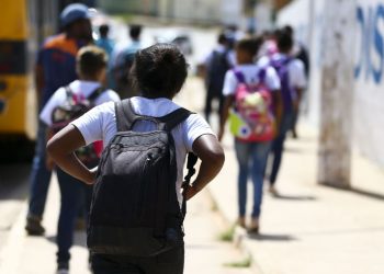 Mochilas pesadas na infância podem acarretar problemas na fase adulta