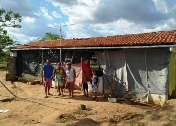 Salgadália – Mulher desocupa aviário para filha, genro e quatro filhos morar