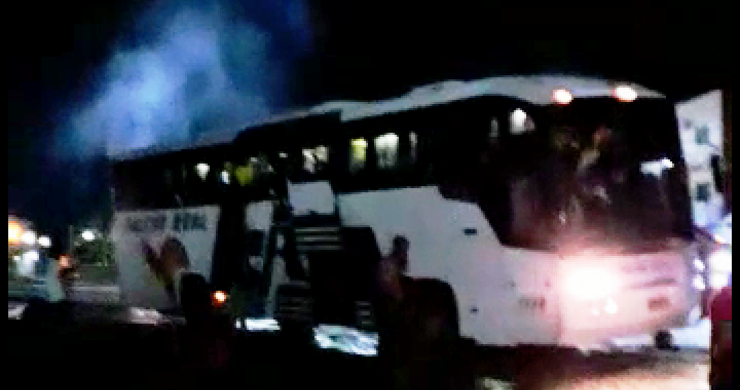 Ônibus pega fogo minutos depois de deixar terminal rodoviário de Jacobina