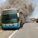 Ônibus pega fogo na BR 242; veja vídeo
