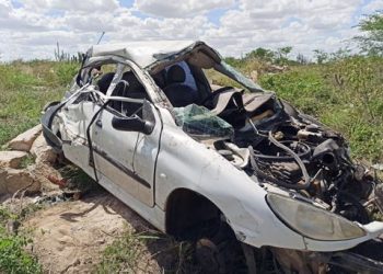 Motorista sai praticamente ileso em grave capotamento na BA 120