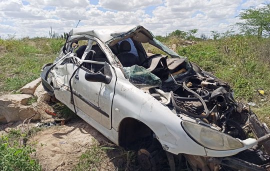 Motorista sai praticamente ileso em grave capotamento na BA 120