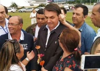 Bolsonaro leva puxão de orelha de apoiadora em Brasília