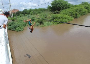 Barragem Grande transborda em rio Jacuípe e banhistas aproveitam para se divertirem