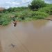 Barragem Grande transborda em rio Jacuípe e banhistas aproveitam para se divertirem