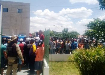 Centenas de pessoas vão a UPA de Capim Grosso na tentativa de linchar suspeito de matar mototaxista