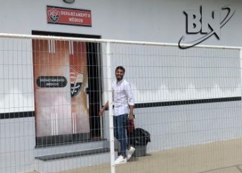 Zagueiro Wallace realiza tratamento no CT do Vitória