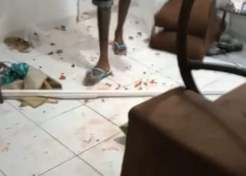 Homem tenta matar a esposa com várias facadas em condomínio de Feira de Santana