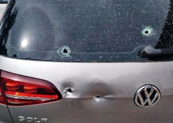 Advogado sofre perseguição e tem carro alvejado a tiros