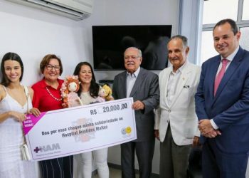 Nelson Leal visita Hospital Aristides Maltez e faz doação em nome da Assembleia de Carinho