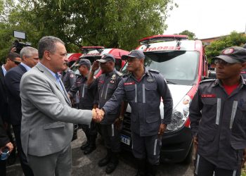 Em Salvador, Rui Costa entrega mais de R$ 15,7 milhões em ônibus escolares, ambulâncias e viaturas