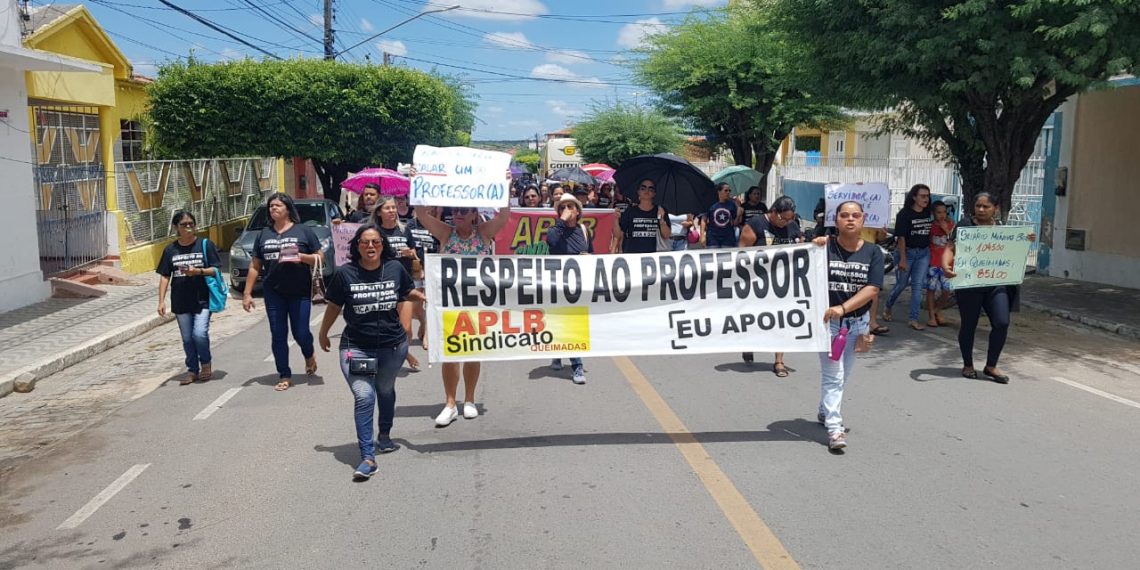Queimadas – APLB Sindicato realiza manifestação “por respeito aos direitos e valorização”