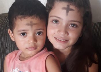 Mãe mantém tradição católica ao fazer a cruz na testa dos filhos para simbolizar o início da quaresma