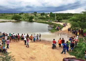 Jovem desaparece após entrar em açude
