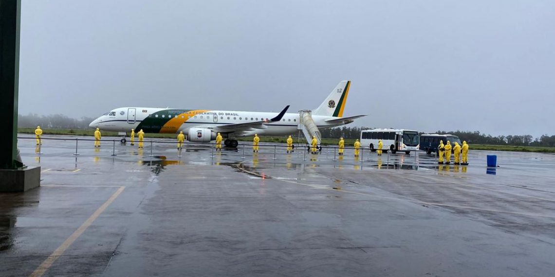 Testes em brasileiros trazidos da China dão negativos para coronavírus