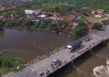 Açude Tapera transborda e espetáculo da natureza chama a atenção de quem passa no local