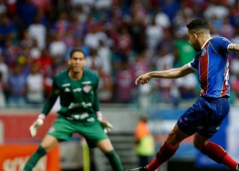 Em noite de Ronaldo, Vitória bate Bahia e encerra jejum de 12 clássicos