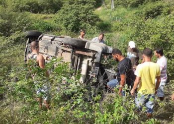 Veículo com dois ocupantes capota na BA 120 trecho Coité-Riachão