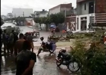 Barracas de feirantes são levadas pela chuva na cidade de Tucano