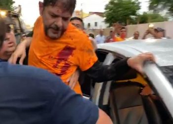 Senador Cid Gomes tenta entrar em batalhão da polícia com retroescavadeira e é baleado